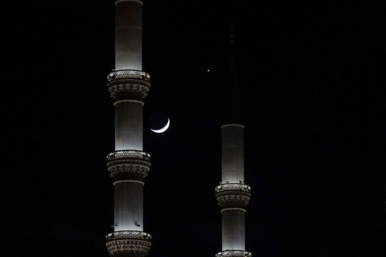 Venus and Crescent Moon Amaze Stargazers with Stunning Display